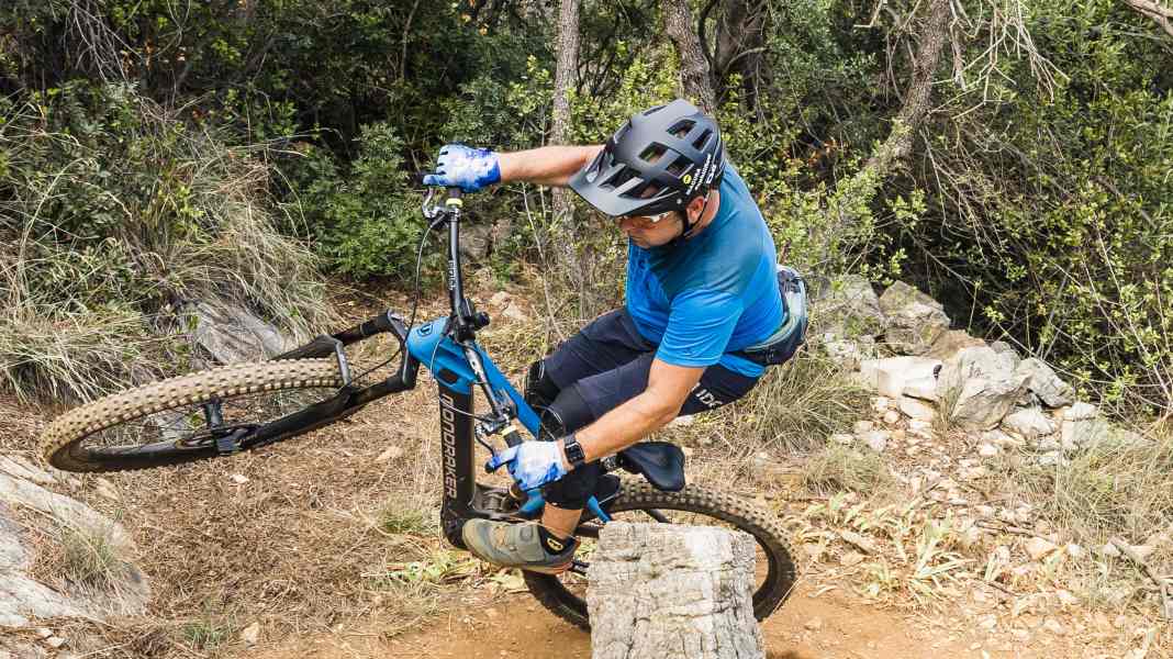 How to: EMTB Expert Riding Technique #3 - Uphill cornering with frontswitch & powercurve