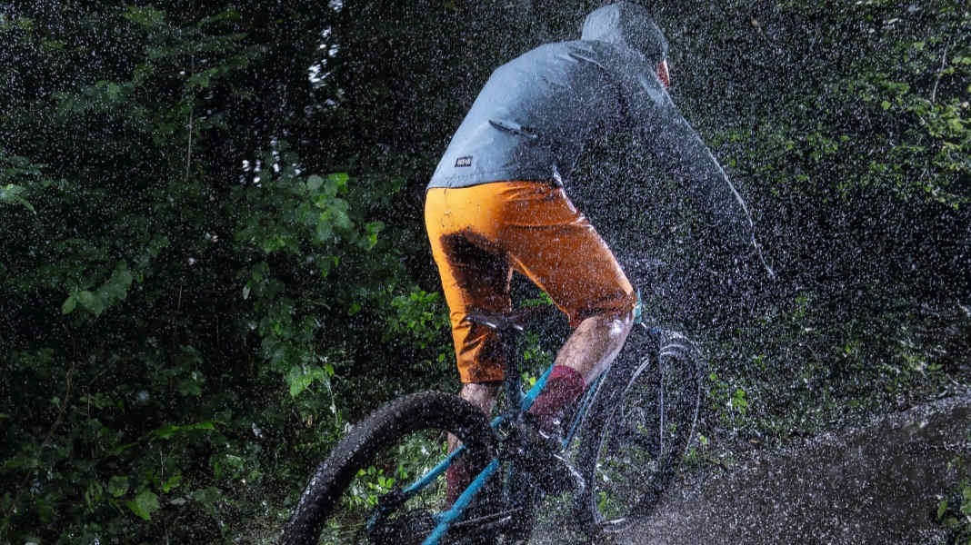 7 behavioural tips for cyclists in a thunderstorm