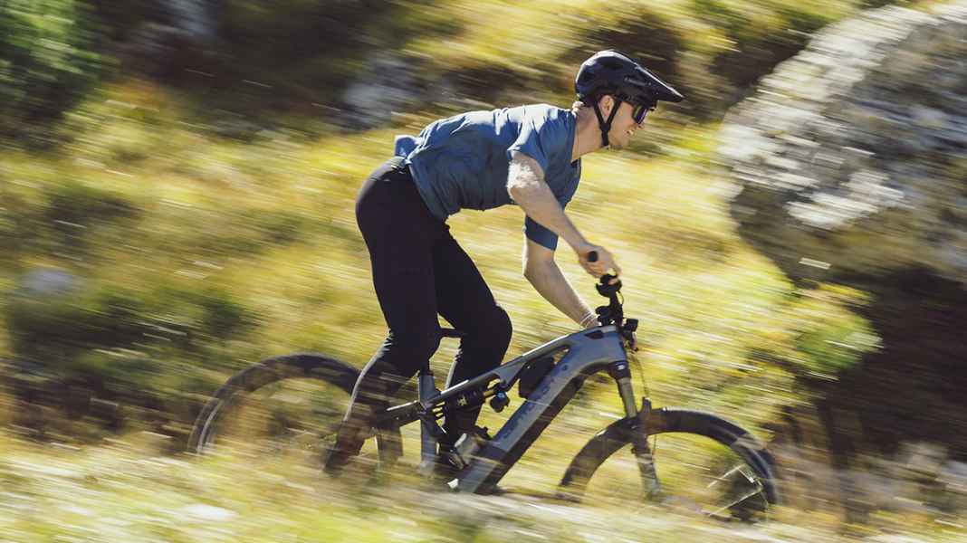 No Pogo Carbon: The legendary E-Enduro in a new weight class