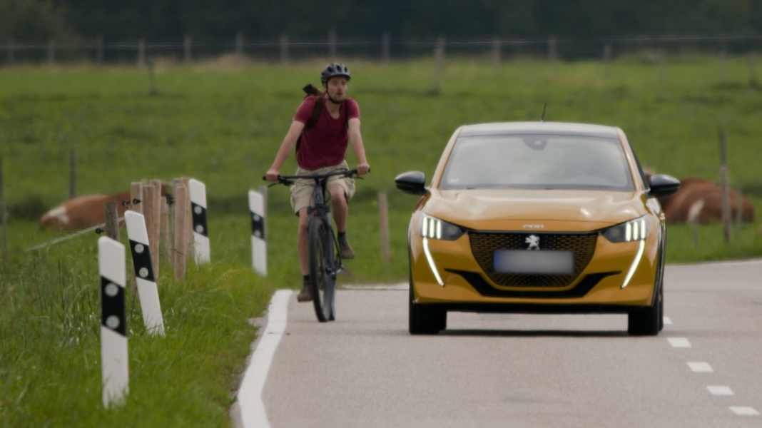 Sicherheit im Straßenverkehr: Humorvoller Videoclip sensibilisiert für Überholabstände