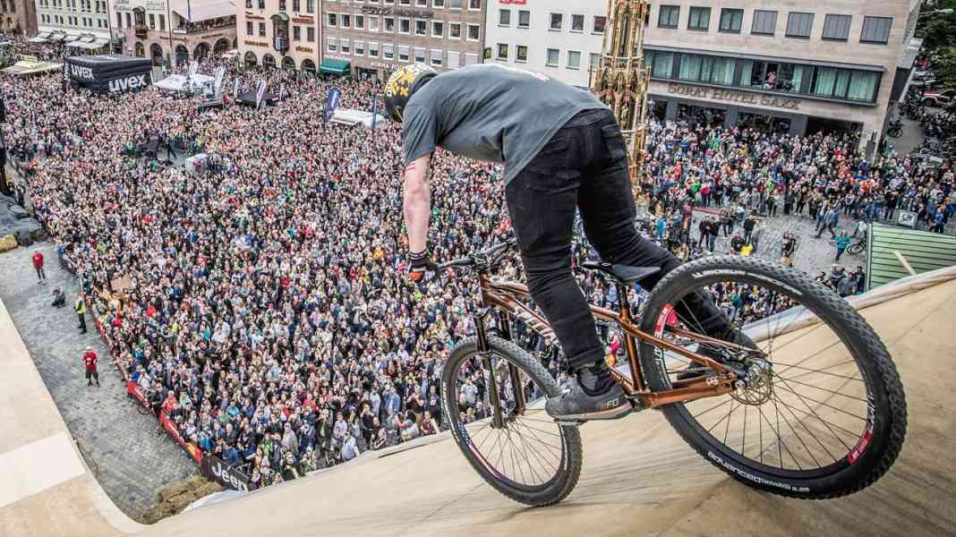 Red Bull District Ride: Slopestyle-Legende Chase baut den Kurs