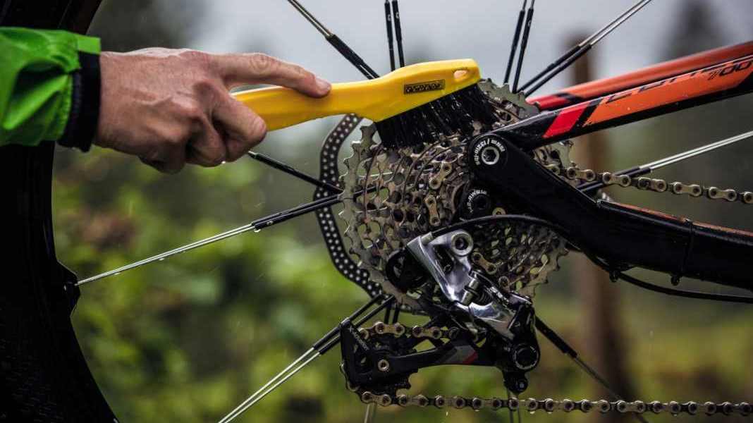 Tips for bad weather: cleaning your bike and clothing