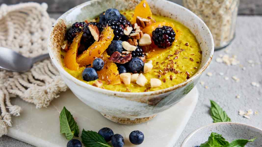 Un petit-déjeuner pour la concentration et la satiété : porridge au gingembre et au curcuma, aux baies et à l'orange