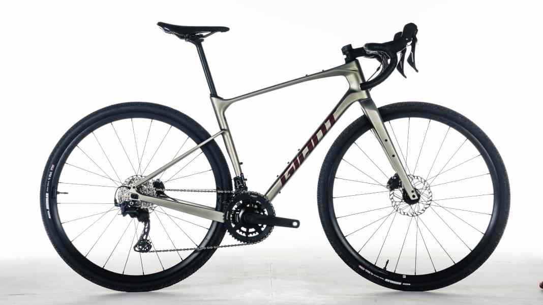 Giant Revolt Advanced 2: Complete gravel all-rounder with the right equipment