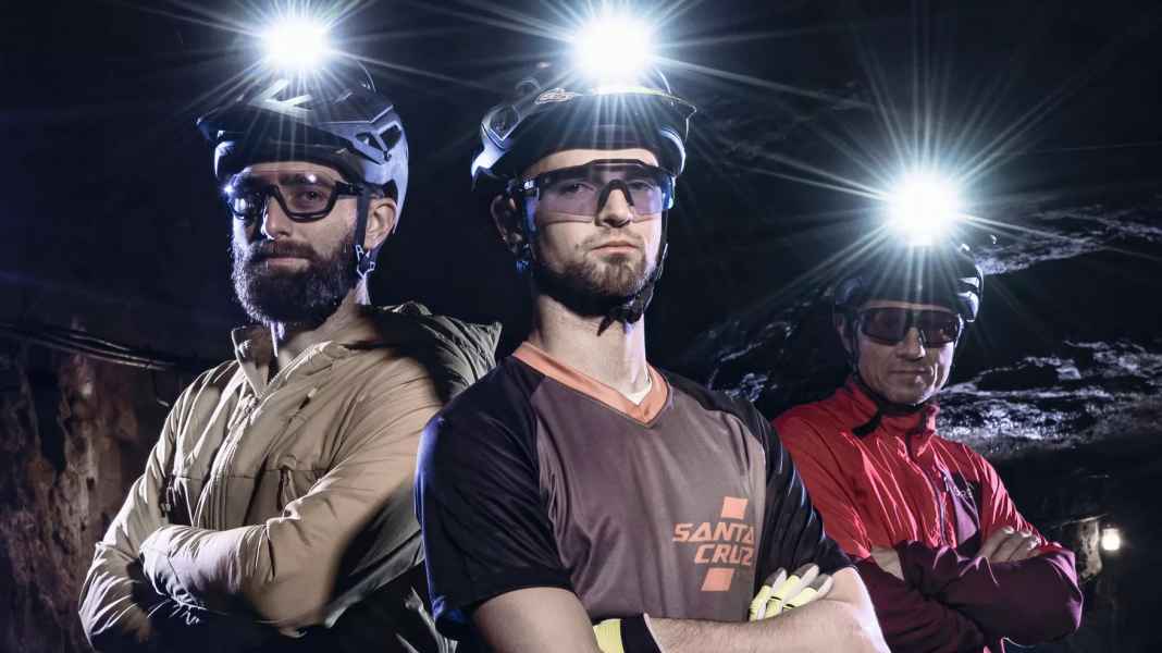 Night shift: 9 helmet lights for MTB in a comparison test