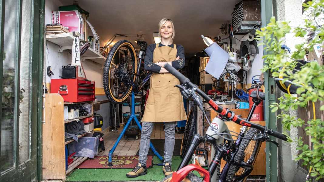 The perfect bike workshop: Julia Schäfer in screwdriver heaven