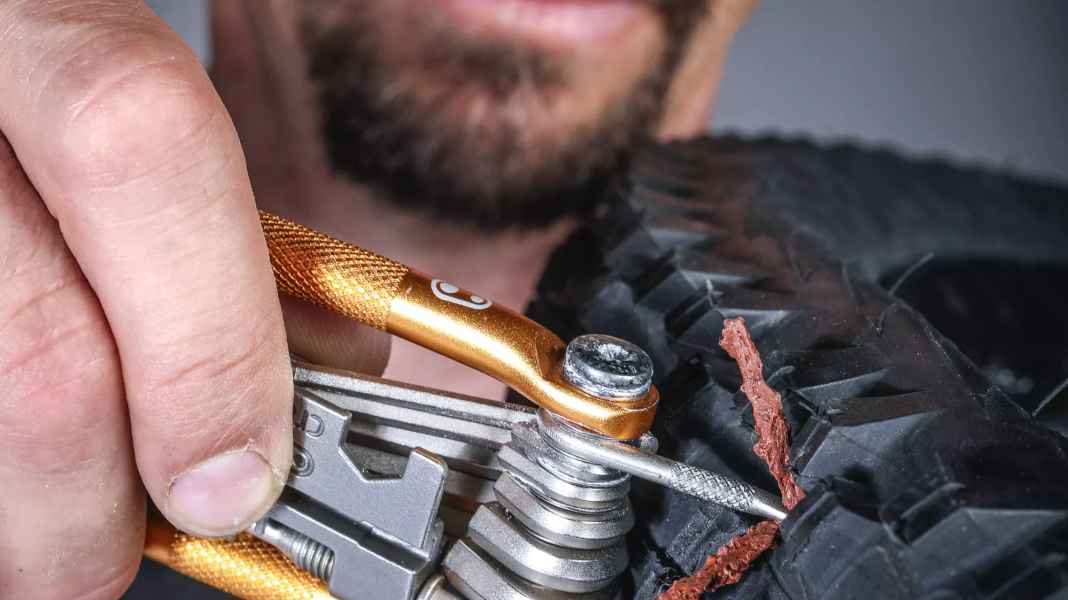 Puncture repair on the road: How to repair tubeless tyres in seconds