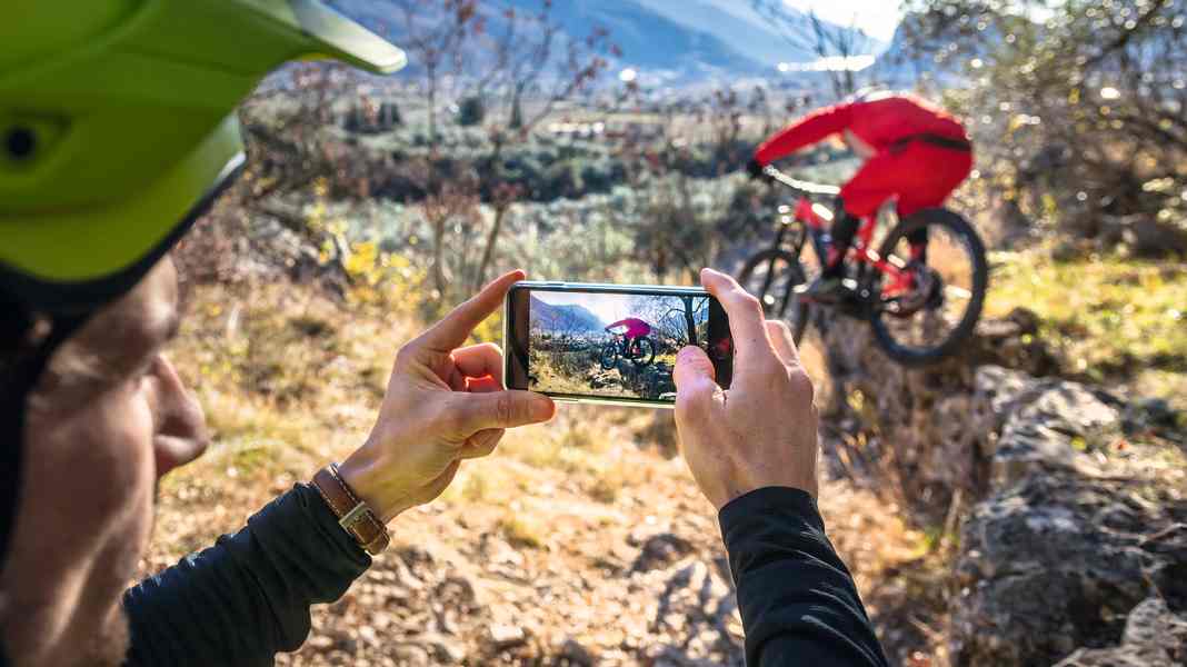 Taking photos with your mobile phone: how to take the perfect shot while biking