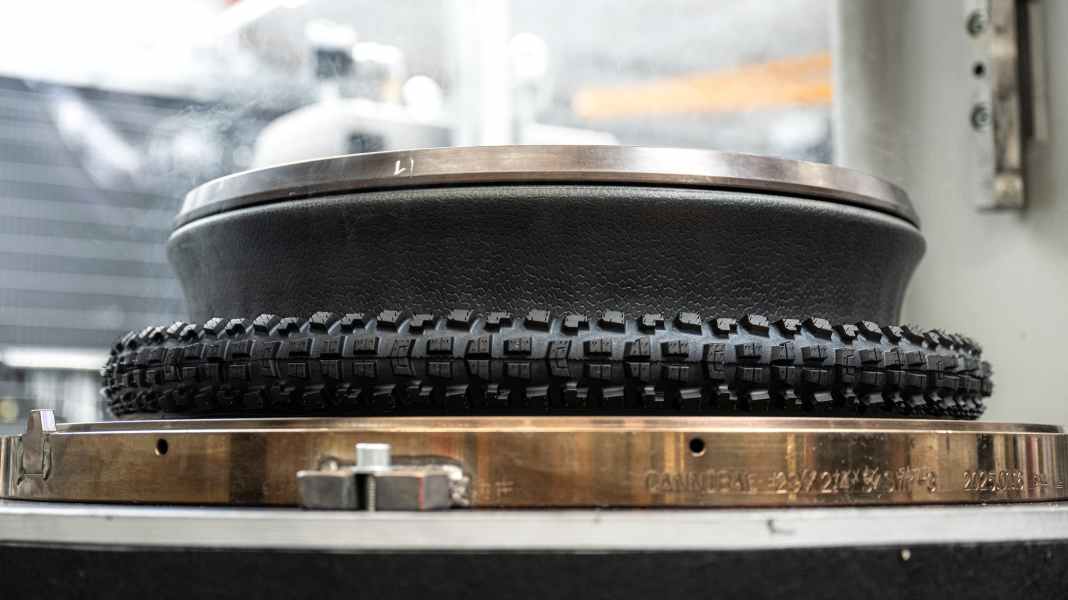 How bicycle tyres are produced: We bake a tyre