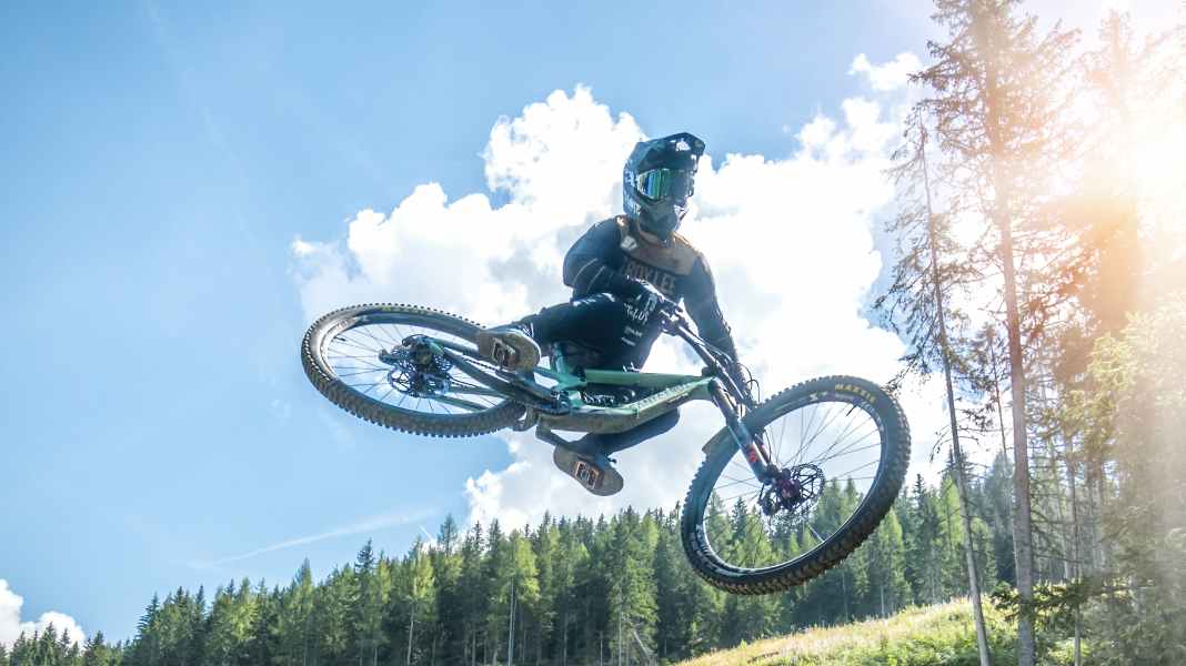 Tipps vom Fahrtechnik-Trainer: Das Geheimnis beim Springen – endlich Airtime!