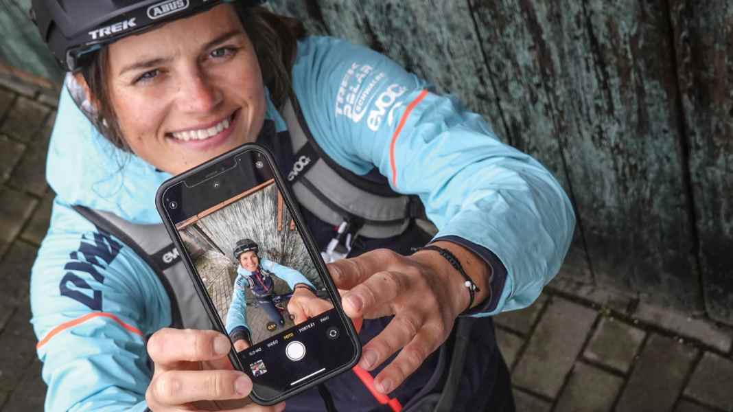 Social media and digital happiness: living more intensely by posting?
