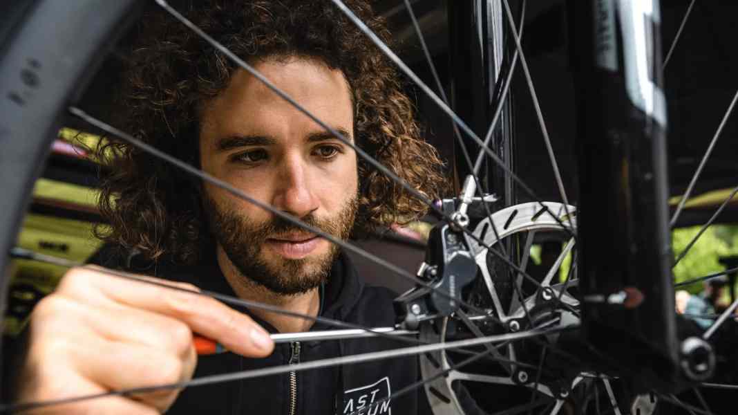 Braking tips from a pro: "Many bikers brake incorrectly!" - Yanick Gyger