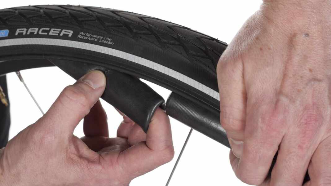 Tube change without removing the wheel