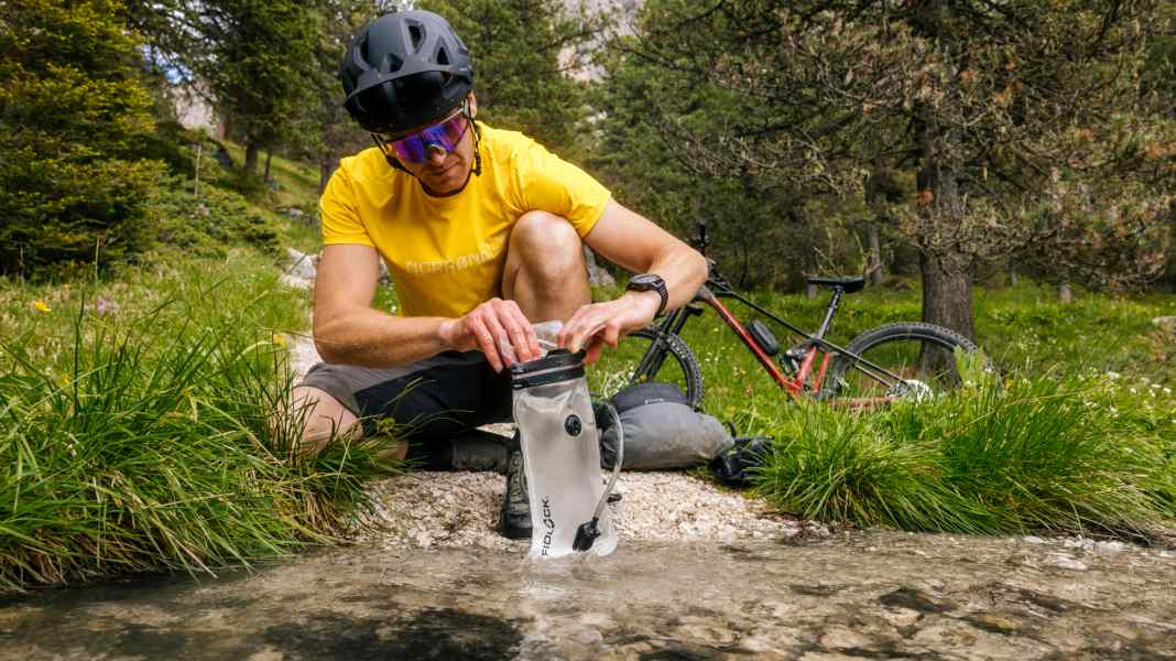 Hydration bladder with magnetic closure: the Fidlock Hermetic hydration system in the test