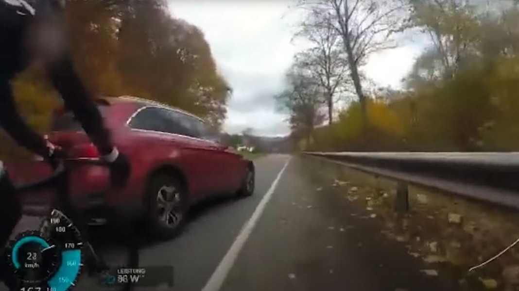 Stress dans la circulation - Un automobiliste pourchasse un cycliste : telle est la situation juridique