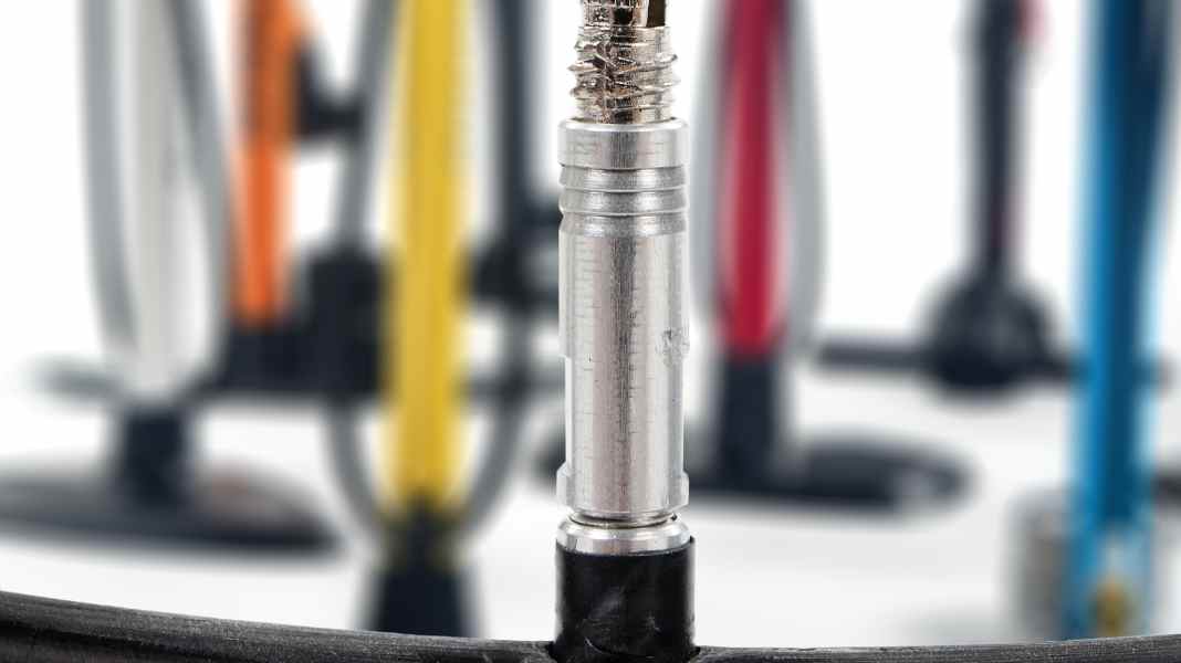 Test 2012: Floor pumps - 17 floor pumps for road cyclists tested