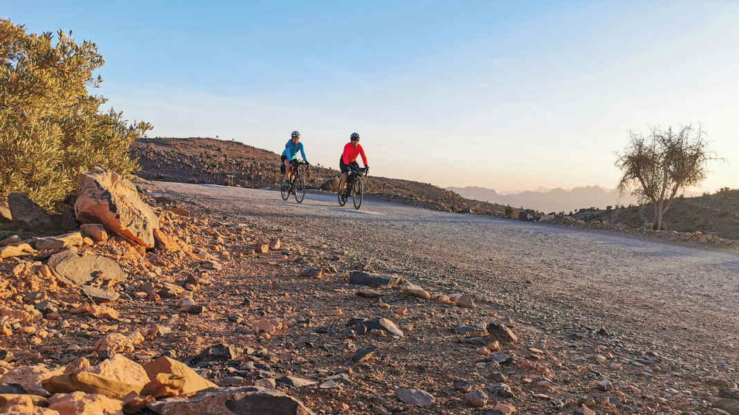 Trip Oman: Bikepacking in the east of the Arabian Peninsula - Two women cycle through Oman