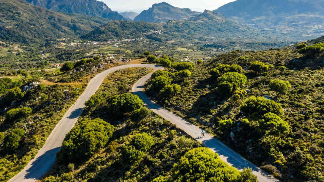 Voyage Grèce : Quatre beaux tours de vélo de course en Crète : des tours solitaires à travers les "montagnes dans la mer".
