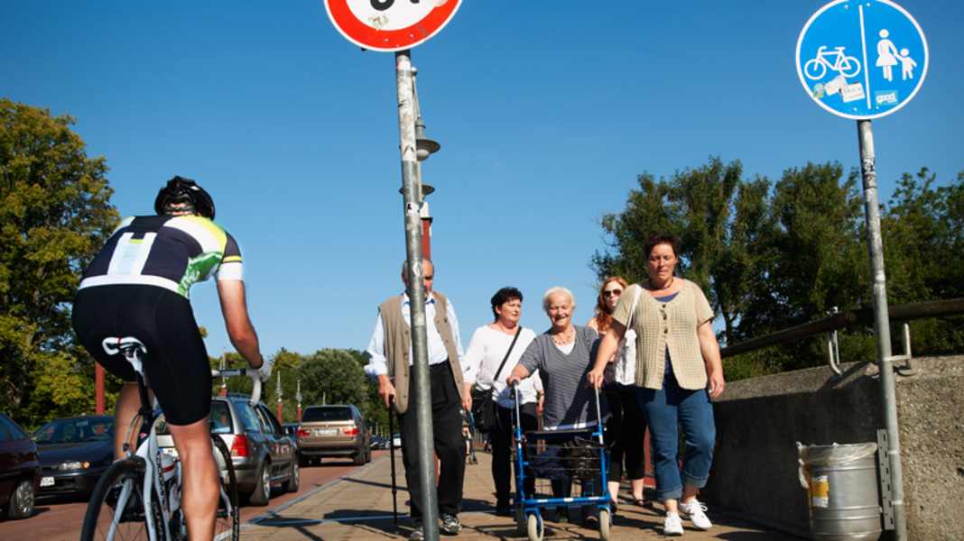 Cycle paths: compulsory use