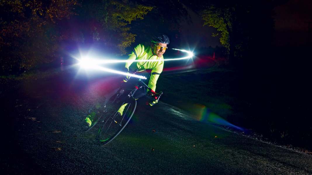 Faire du vélo dans l'obscurité : éclairage du vélo de course & Co.