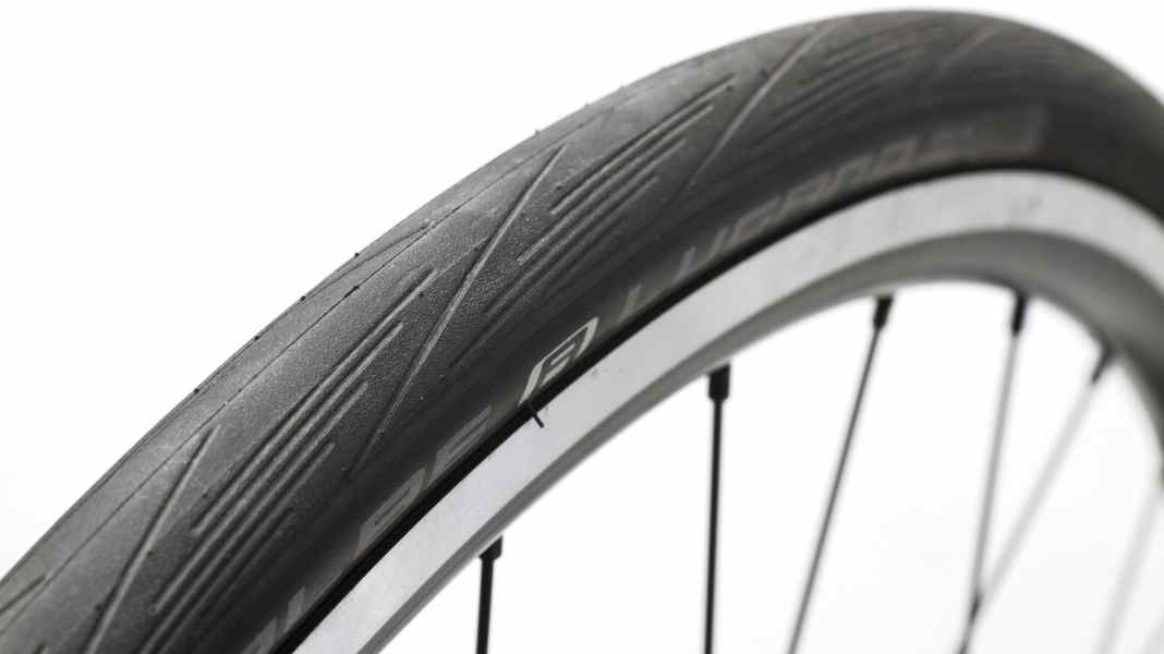 Conseils de vendeurs TOUR : Changer un pneu sur un vélo de course - Changer un pneu de vélo de course en vidéo