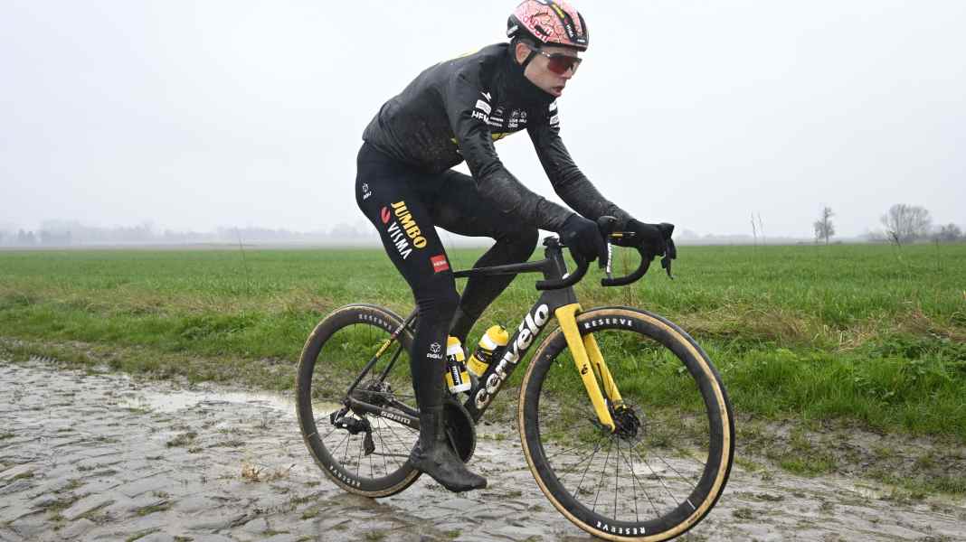 Classic feeling in November: Van Aert and Co. test on cobblestones