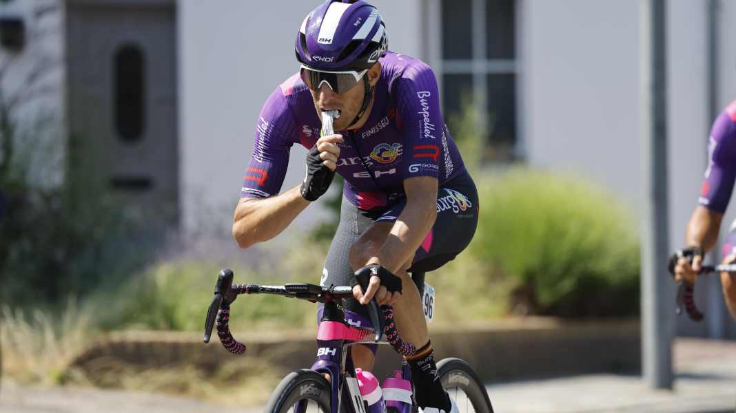 Nutrition plan for road cyclists: Eating and drinking right on the road bike