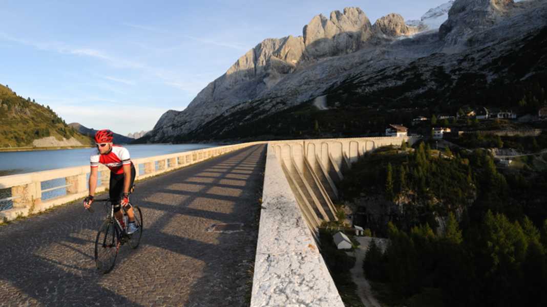 Anstiege der Dolomieten: Passo di Fedaia - Passo di Fedaia: Ein Eigenartiger Pass