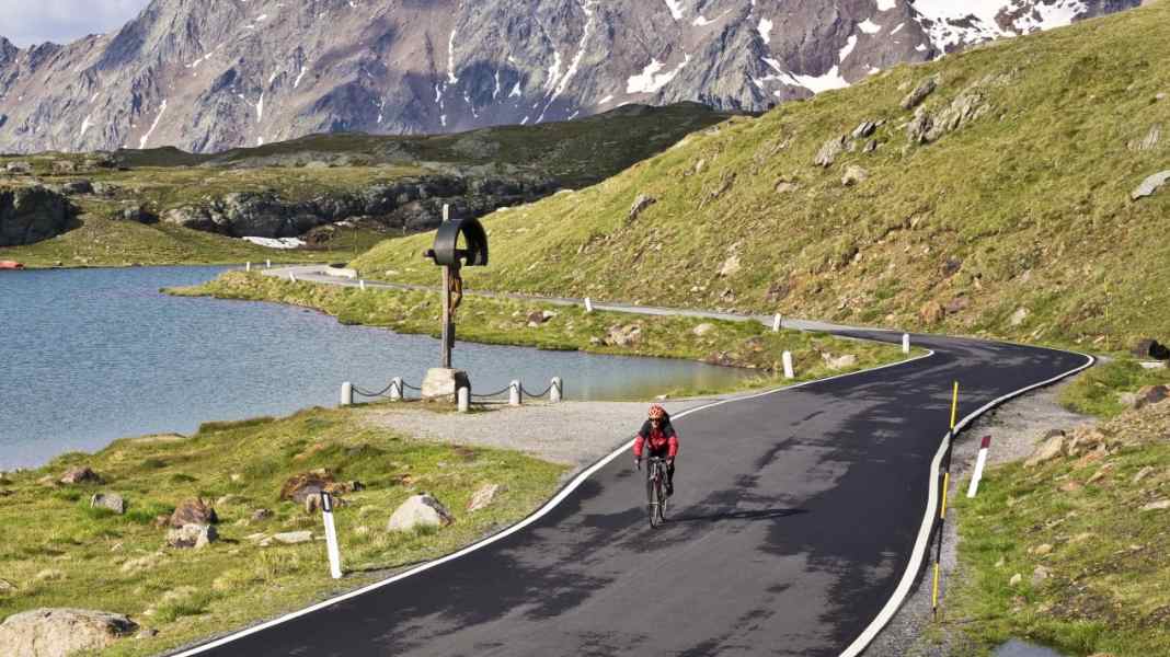 Auf Pässen übernachten: Etappenfahrt in den Alpen - Hüttentour: Zwölf Alpenpässe in fünf Tagen