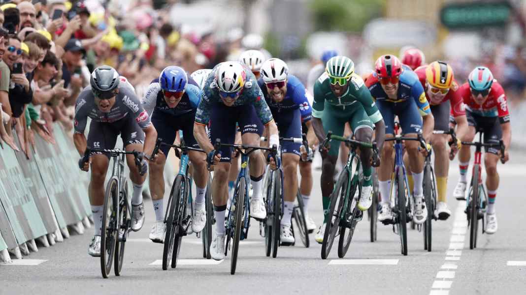 Tour de France 2024: Windkanten-Spektakel! Philipsen siegt in Pau