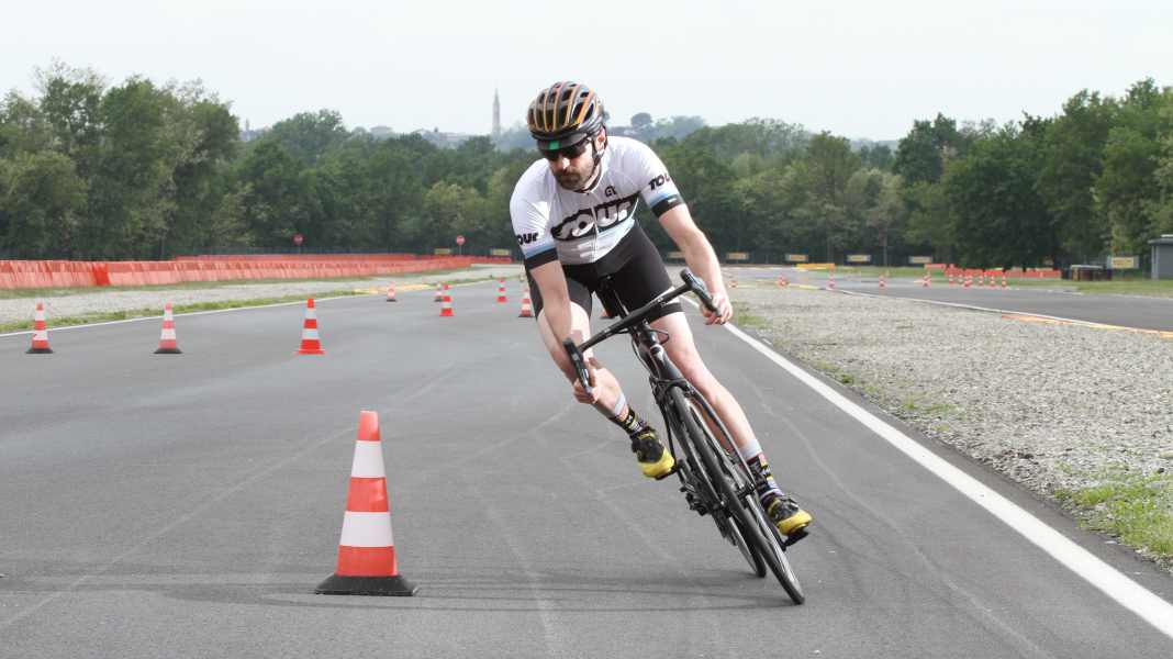 So testet TOUR: Rennrad-Reifen im Grip-Test