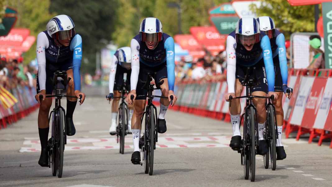 Team time trial at the Vuelta: demonstrators with a dangerous blockade