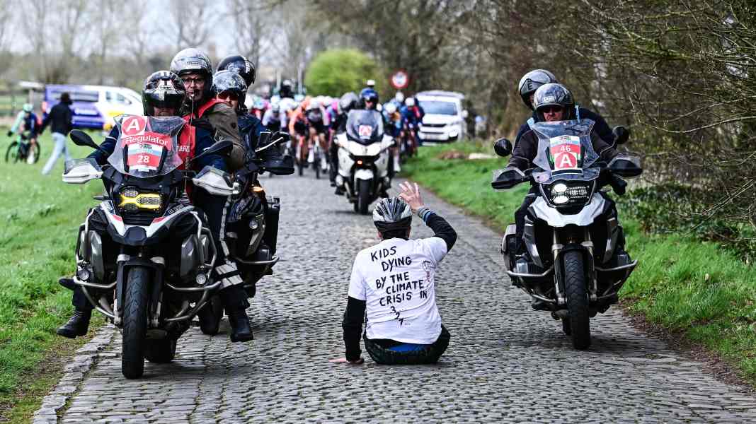 Crash at Ronde van Brugge: Climate activist causes last year's winner to drop out