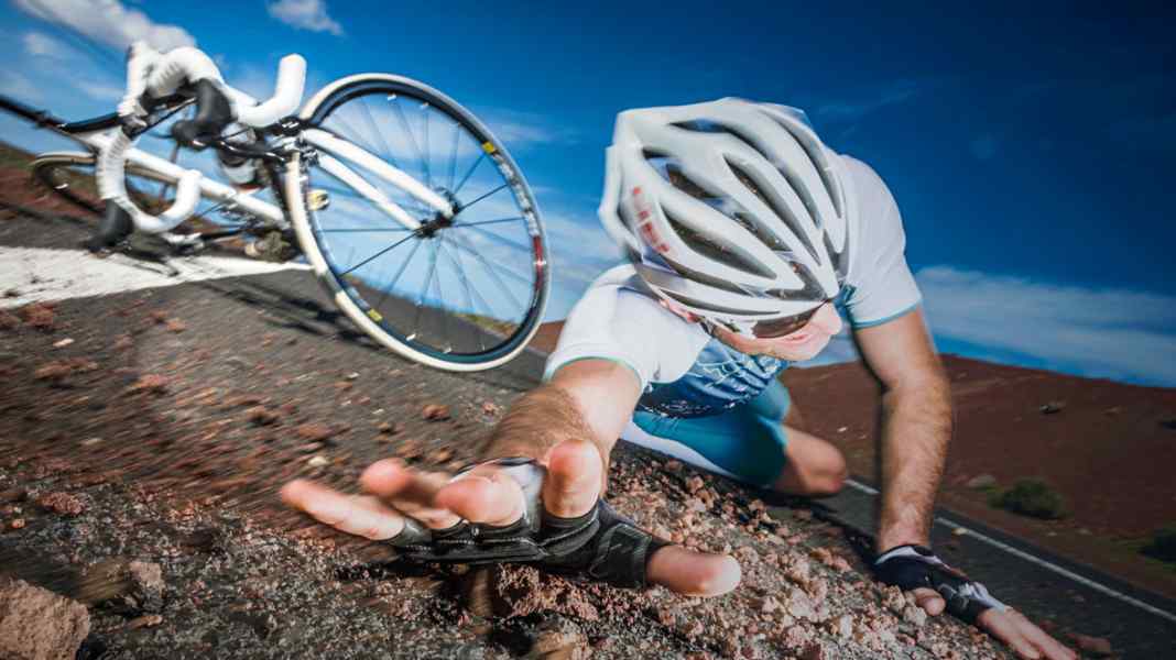 Atelier vélo de course : contrôle de sécurité après la chute