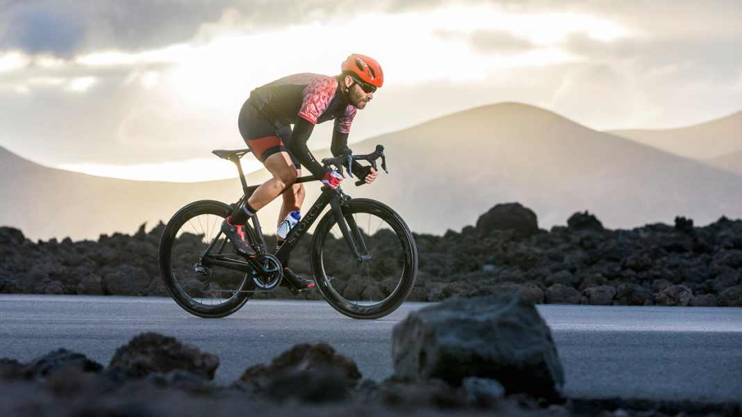 Les meilleurs vélos de course allemands jusqu'à 14.000 euros en test - Noble, mais aussi bon ? Comparaison de 4 vélos de course de luxe