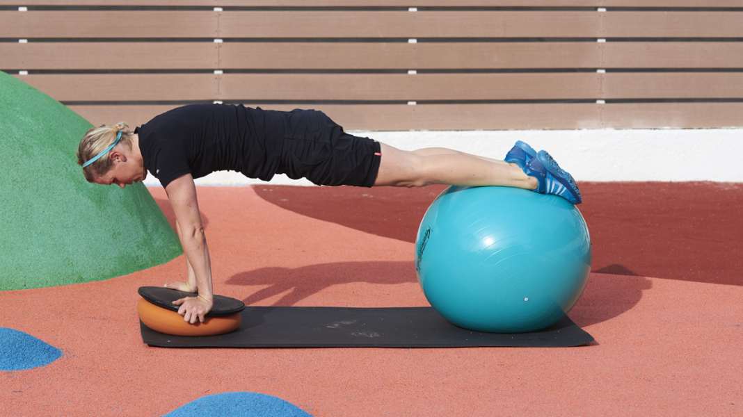 Video: Core training with Canyon SRAM pro Tiffany Cromwell - Tiffany Cromwell shows her best core exercises