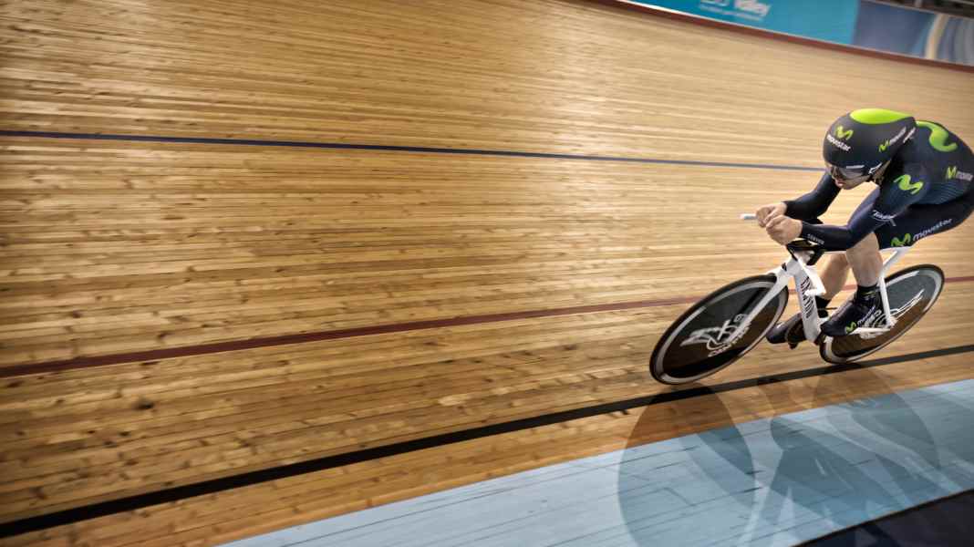 Alex Dowsett sets new world hour record