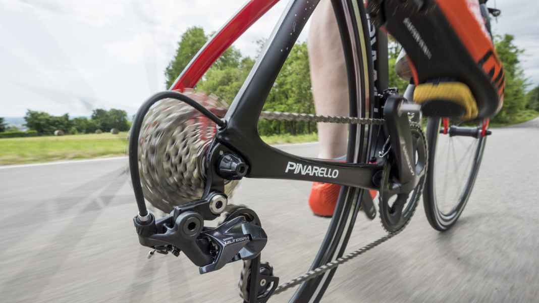 Le groupe de vélos de course Shimano Ultegra R8000 en test de conduite TOUR
