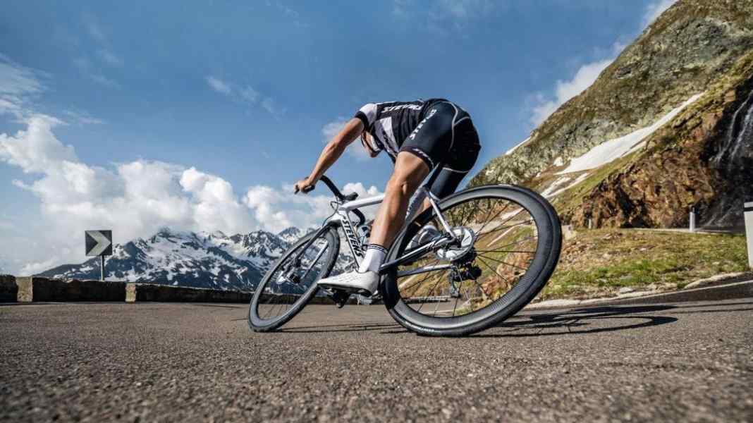 Test 2021 : Roues en carbone pour freins à disque jusqu'à 1.200 euros - Balle bon marché : Roues en carbone autour de 1.000 euros dans le test TOUR