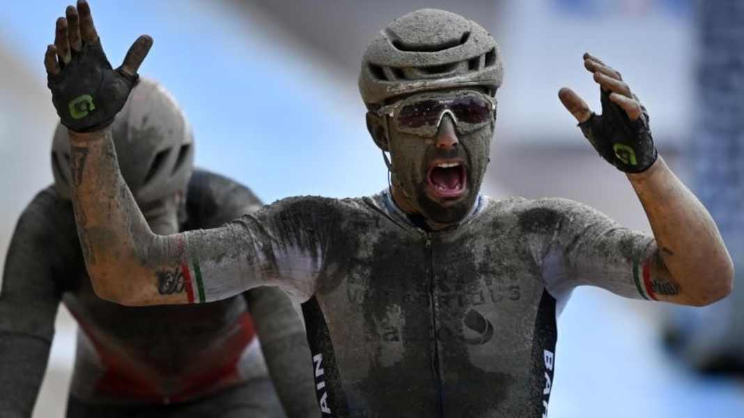 Triomphe dans la boue : Colbrelli gagne à Roubaix