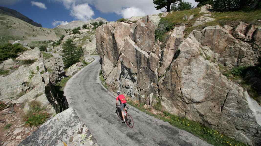 Anstiege in Frankreich: Col de la Cayolle: Zahmer Anstieg in den Seealpen