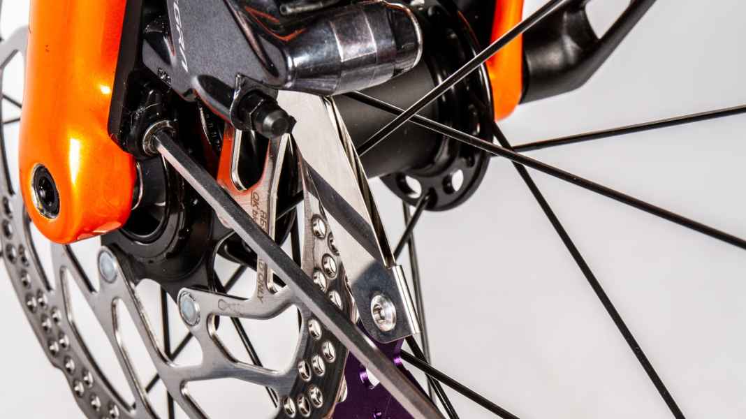 Disc brakes rub: how to correctly align the brakes on a road bike - Video: Aligning the disc brake correctly