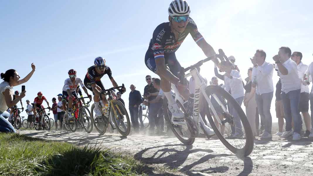 “Bitte anschnallen!”: Ludewig über Pave-Etappe, van der Poel vs. van Aert, Alpecin-Fenix & Tour-Favoriten