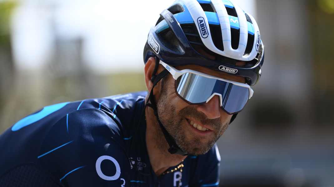 New Movistar jersey in honour of Valverde - Astana & Arkea in different colours