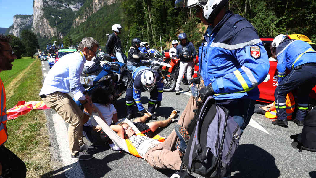 Étape du Tour interrompue : Manifestants sur la chaussée