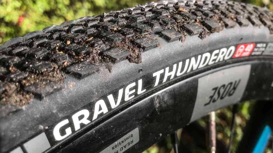 Polyvalent et léger : Le pneu gravel Tufo Thundero dans le rapport de conduite