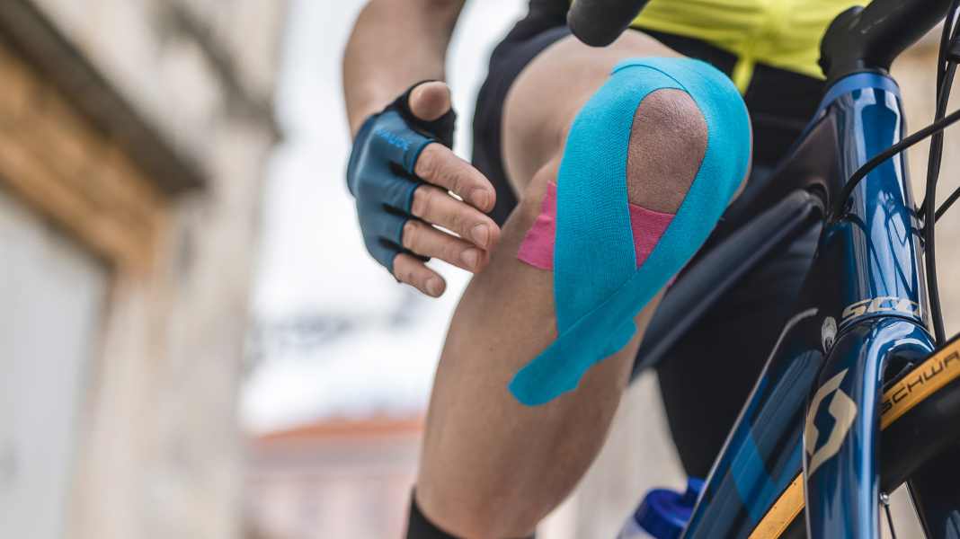 Des tapes colorées à coller : Quel est l'intérêt des kinesiotapes dans le cyclisme ?
