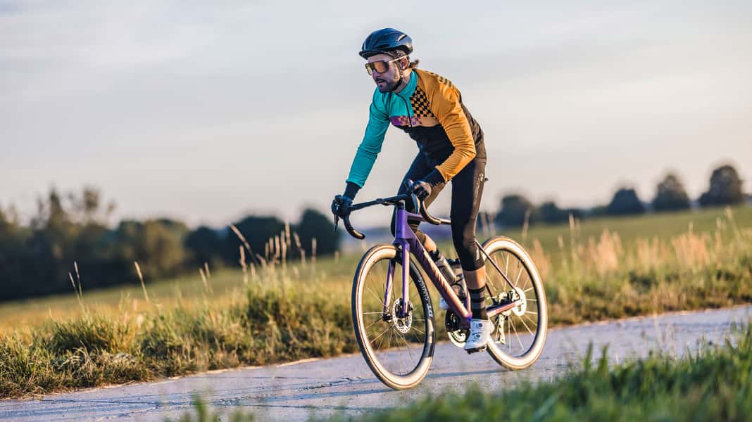 Allwettertrikot ohne oder Softshelljacke mit Membran?: Was funktioniert besser beim Schlechtwetter-Training?