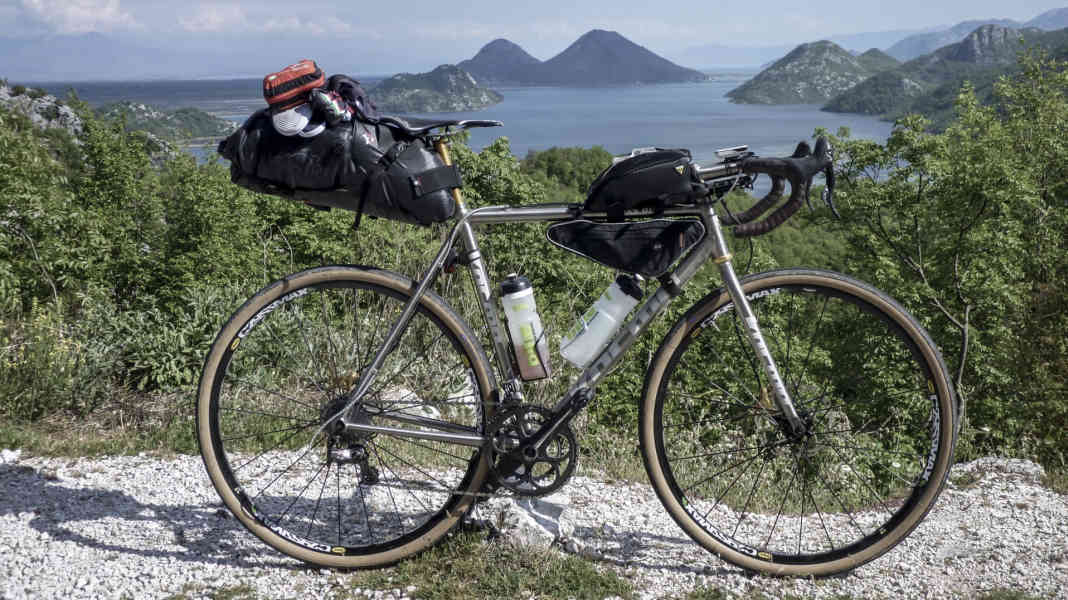 Bikepacking: Gepäck am Rennrad - Ausrüstung für Rennradtouren