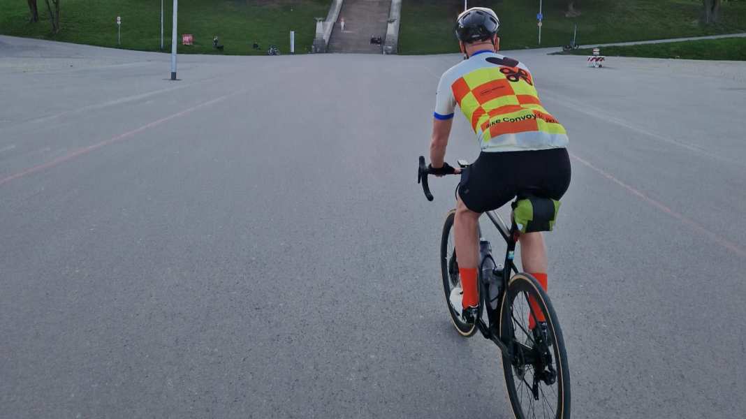 Bike Convoy for Ukraine: Trikots für Rettungswagen